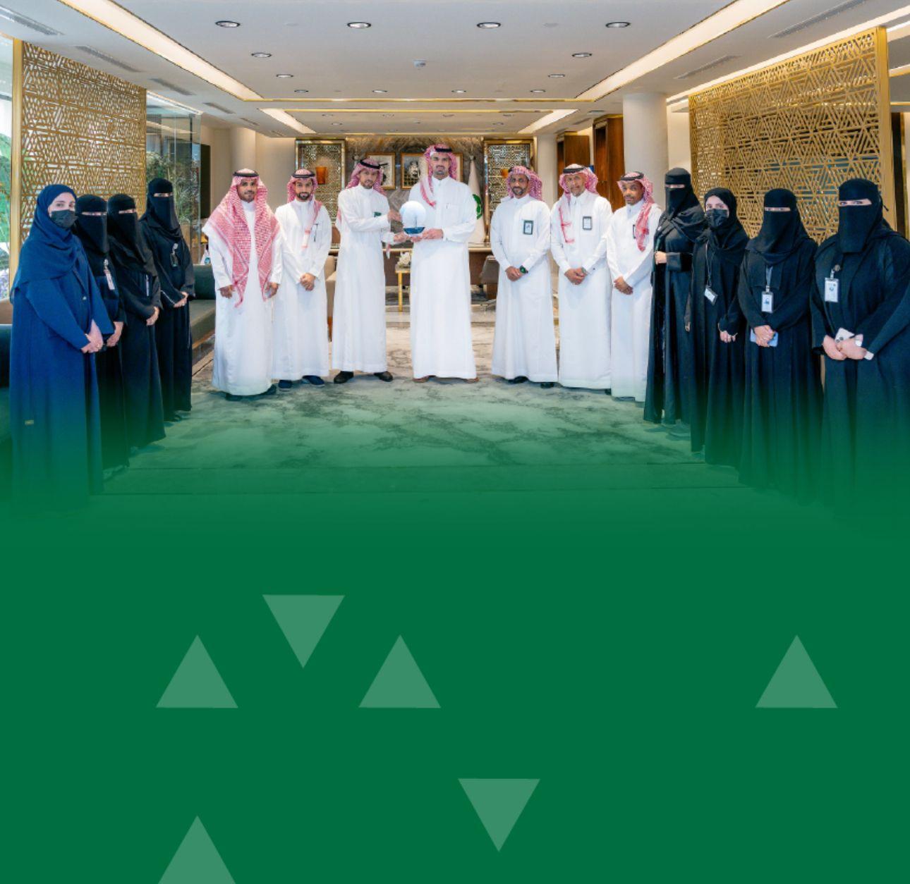 سمو أمين منطقة الرياض يكرّم فريق العمل في التحول الرقمي بمناسبة تحقيق الأمانة المركز السادس في قياس التحول الرقمي في ملتقى الحكومة الرقمية 2025م