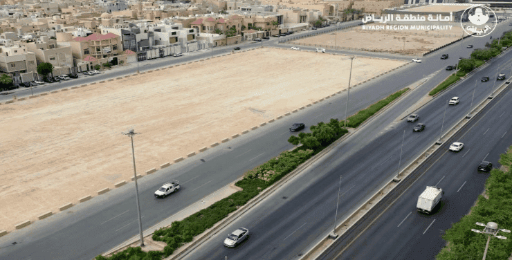 Riyadh Municipality continues to urge landowners to obtain the necessary permits for fencing vacant lands within the capital.