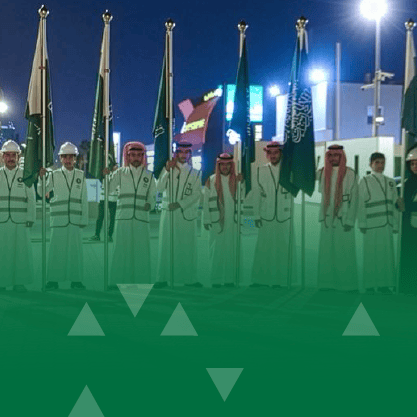 أمانة الرياض تشرك المتطوعين وأهالي الرياض برفع أعلام الدولة السعودية الأولى احتفالاً بيوم التأسيس