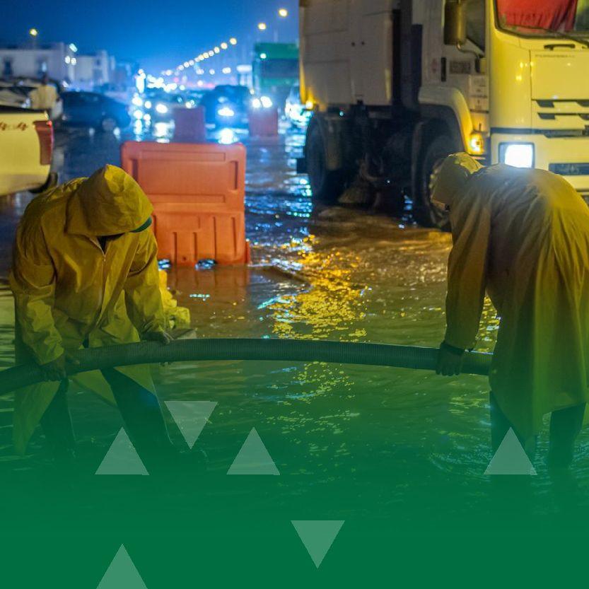 أمانة منطقة الرياض تواصل أعمالها خلال الحالة المطرية الغزيرة وتستقبل البلاغات على مدار الساعة